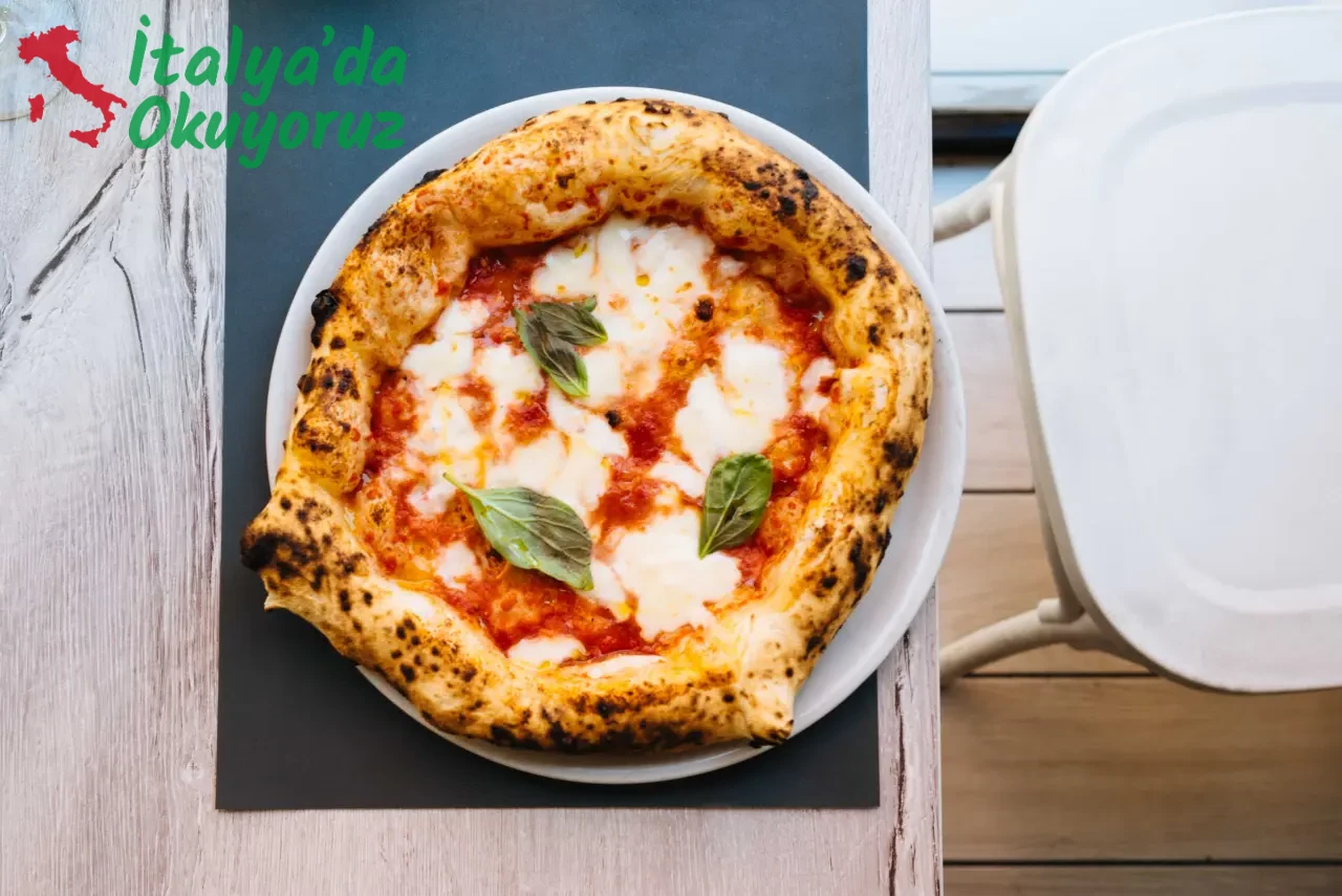 Napoli'nin En İyi Pizzacıları: Geleneksel, Lezzetli ve Popüler Mekanlar